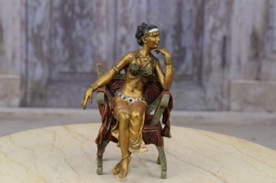 Kobieta na Krześle - Dama Kameliowa - Figura z Brązu Złoconego Sygn