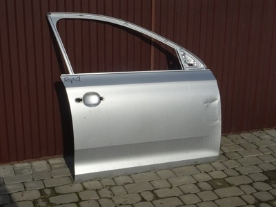 Skoda rapid дверь передние правое серебристые фото №1