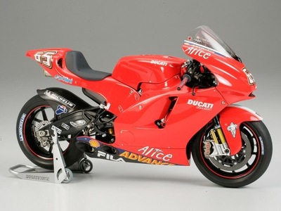 Ducati Desmosedici GP4 model 14101 Tamiya