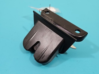 Замок кришки задня 2pin 8z0827520 audi a2 hb 5d фото №1