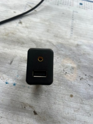 Роз'єм usb aux opel adam 95224941 фото №1