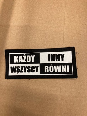 KAŻDY INNY WSZYSCY RÓWNI naszywka sitodruk !