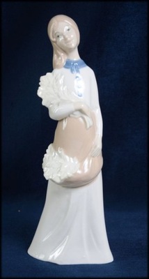 Śliczna figurka kobiety z bukietem porcelana 1037