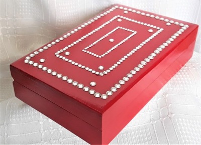 szkatułka drewniana malowana, czerwona,z dżetami