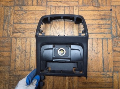 Разъём прикуривателя корпус туннель audi 8k0864376 фото №1