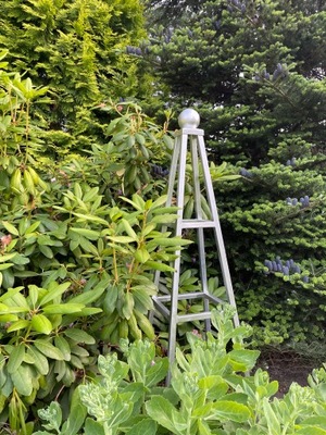 stalowy obelisk srebrny Gardenit