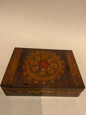 DREWNIANE ZDOBIONE PUDEŁKO PRL