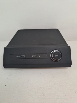 Audi q4 e-tron разъём port usb 12v защита 89a035736 фото №1