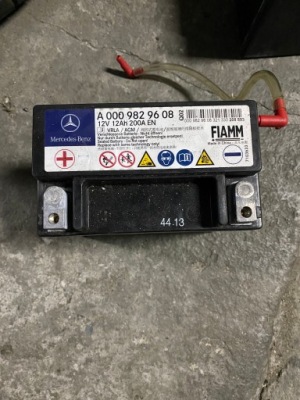 Mercedes w176 аккумулятор малый 0009829608 фото №1