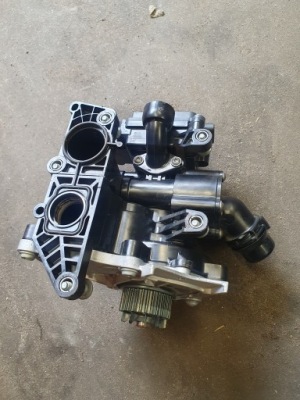 Vw насос wody термостат 06l121111m фото №1