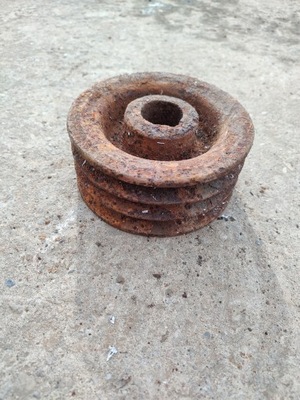 Stare stalowe koło pasowe o średnicy 15 cm na 3 paski klinowe 17 mm
