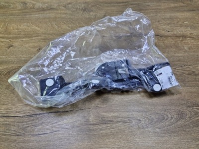 Opel adam направляющая бампера задняя левый 13364171 новый фото №1