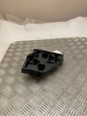 Bmw x4 f26 2018 рамка / модуль предохранителей 9315151 фото №1