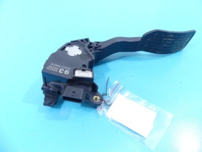 Педаль газу nissan оригінальний номер 18002-1hm0b фото №1