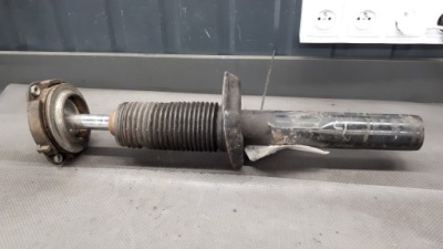 Амортизатор правий перед vw golf v фото №1