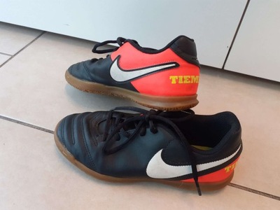 Buty sportowe piłkarskie korki NIKE TIEMPOX r 37,5