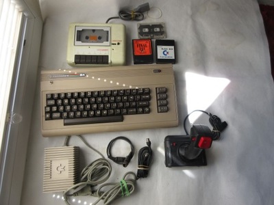 ORYGINALNY KOMPUTER COMMODORE C64 CHLEBAK MAGNETOFON CARTRIGE SOFT UNIKAT