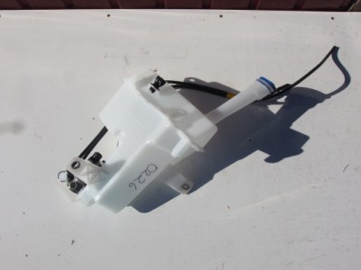 Toyota yaris cross бак рідина омивача помпа фото №1