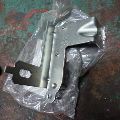 Atego axor засов замок zabezpiczenie кронштейн кронштейн капот решётка решётка радиатора фото №1