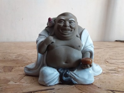 Figurka budda ceramiczna ciekawa