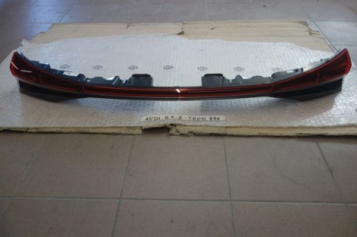 Audi q4 e-tron накладка лампа средняя 89a945095 фото №1