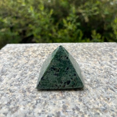 Mała piramida z serpentynitu antygorytowego