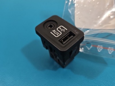 Роз'єм usb alfa romeo giulietta 156096934 фото №1