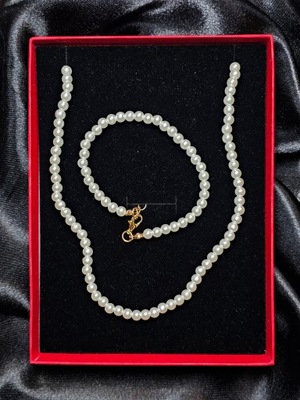 Zestaw biżuterii ze sztucznej perły.