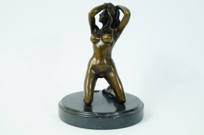 Figura z brązu rzeźba Francja kobieta wypięta