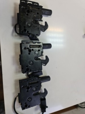 Замок капот vw skoda superb 3v0823509b фото №1