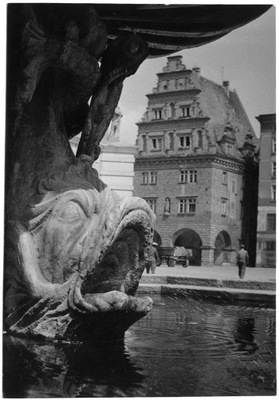 Adam Śmietański: Nysa - fontanna i Dom Wagi, fotografia 1960