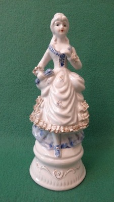 Śliczna, porcelanowa figurka damy