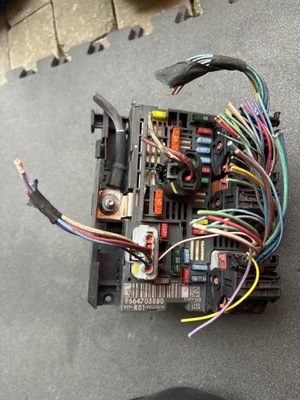 Модуль bsm коробка предохранителей citroen peugeot 9664705880 r01 фото №1