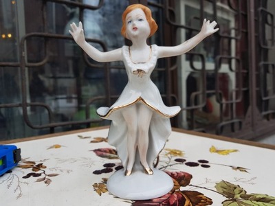 Stara porcelanowa figurka Apro tancerka