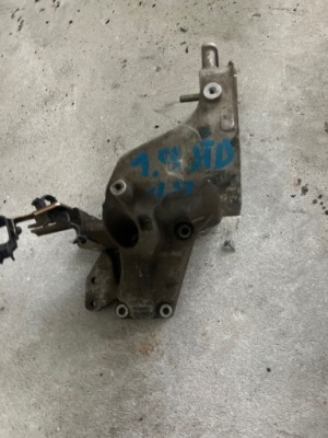 Alfa romeo оригинальный номер 46767681 кронштейн насоса впрыска фото №1