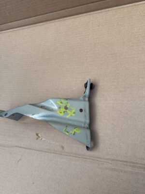 Audi a4 b7 кронштейн крила правий оригінал фото №1