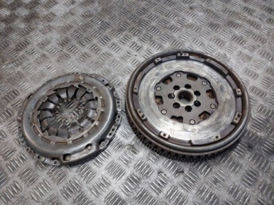 Колесо двомасовий + притиск зчеплення nissan pulsar c13 1.5 dci фото №1