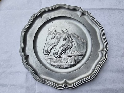 Stary cynowy talerz dekoracyjny Konie