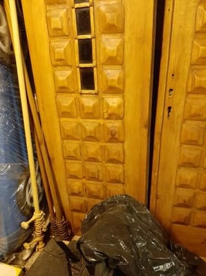 Antyczne drzwi drewniane łukowe
