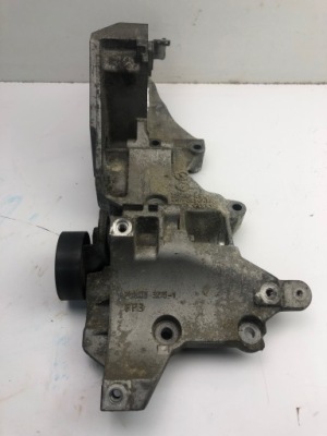 Vw seat skoda кронштейн генератора 03l003143k фото №1