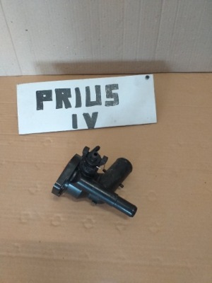 Toyota prius iv патрубок корпус термостата фото №1
