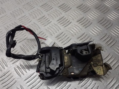 Замок двері центральний лівий задня mazda premacy 2.0 e5t52271 фото №1