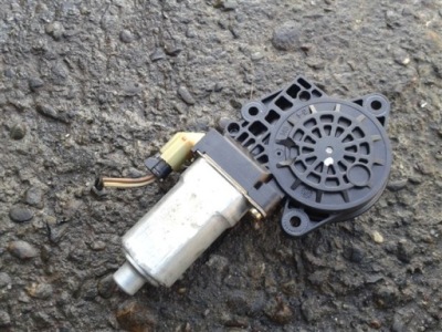 Моторчик скло лівий передній kia sportage ii фото №1