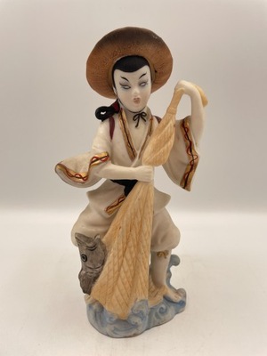 Japońska porcelanowa figurka Papo kobieta z rybą w sieciach 20,5cm