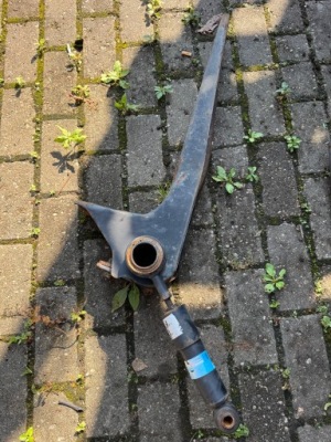 Кронштейн ресора перекидання кабіни mercedes atego фото №1