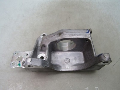 Leaf ii ze1 21r кронштейн опора полуось 210201a061 фото №1