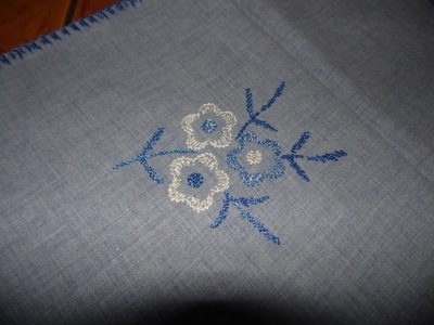 Niebieski obrus z haftem , kwiaty - 72 cm x 78 cm