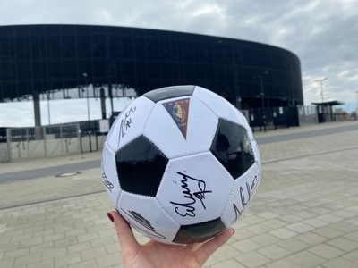 Piłka z autografami piłkarzy Pogoni Szczecin