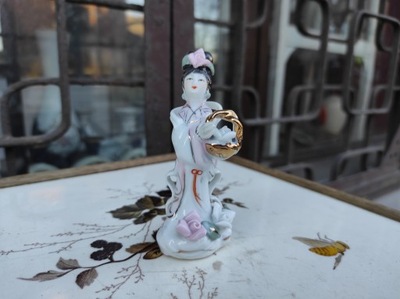 Stara porcelanowa figurka gejsza