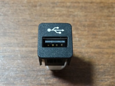 IDEALUS SKYDELIS PRIEVADAS USB BMW 1 